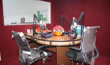 حمد خپرونه: دخپلې خوښې نعتیه کلامونه  خوښ کړي  او زموږ سره پر ۹۰،۱  اف ام څپه یې واوری