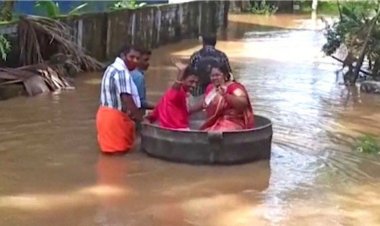 هند کې سېلابونه: یوه جوړه د واده مراسمو ته د پخلي په لوښي کې ولېږدول شوه