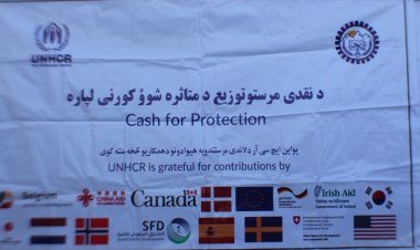 په هلمند ولايت کي د جګړې له امله د سلګونو بي ځايه سوو کورنيو سره نغدي مرسته وسوه.