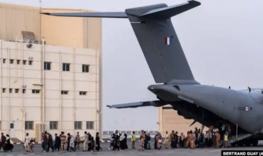 فرانسې له افغانستانه ۳۳۰ نور کسان ایستلي