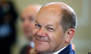 اولاف شولز د جرمني د نوي صدراعظم په توګه لوړه کوي