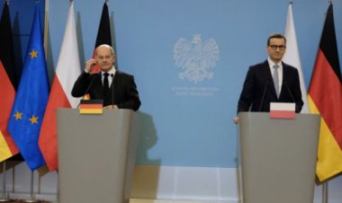 د جرمني صدراعظم له خپل پولنډي سیال ماتیوس موراویسکي سره کتلي