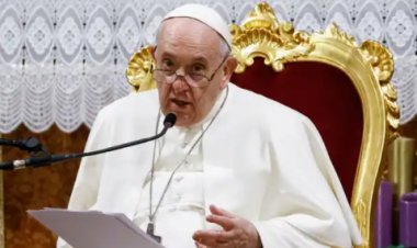 پاپ فرانسس په واتیکان کې له یوې افغانې کورنۍ سره لیدلي