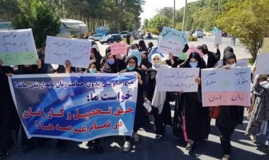 بدخشان کې مظاهره کوونکې مېرمنې: اسلامي امارت دې د زده کړو او کار اجازه راکړي