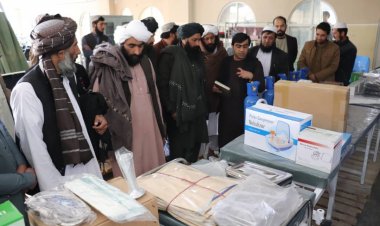 هلمند کې د باران موسیسي له لوري روغتیایي مراکزو سره د ۶۳ قلمه طبي توکو د مرستي د ویش لړۍ پیل سوه.