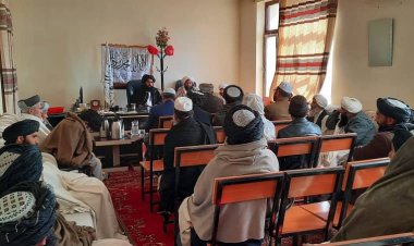 د هلمند د سرحدونو او قبايلو چارو رئيس له قومي مشرانو  سره ولیدل.