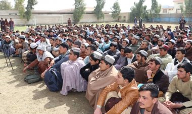 هلمند والي د لښکرګاه ښار د هلکانو د مرکزي لیسې څخه لیدنه وکړه