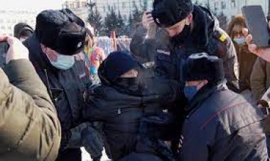 روسيه کې د جګړې ضد لاريون وروسته ۱۳ سوه کسان نيول سوي دي