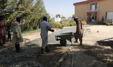 د لښکرګاه ښار یوې لېسي کې ۵۰۰ متره مربع لار په شخصي لګښت جوړه سوه.