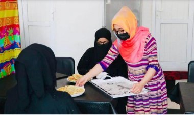 د بلخ په مرکز مزارشریف ښار کې یوې مېرمنې د ښځو لپاره ځانګړى رسټورانټ جوړ کړى.