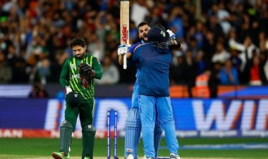 د هند کرکټ لوبډلې پاکستان لوبډلې ته ماتې ورکړه.