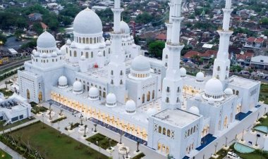 د اماراتو ولسمشر په اندونیزیا هېواد کې د شیخ زاید لوی جومات پرانیستنه وکړه.