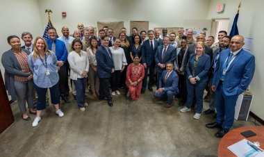 انتوني بلنیکن د قطر په "السیلیه" کمپ کې له یو شمېر افغان پناه غوښتتوونکو سره کتلي.