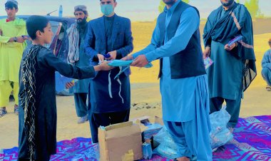 هلمند کي د خان خیریه بنسټ له لوري د ښوونځيو شاوخوا ۶۳۰ تنو اړمنو زده کوونکو ته قرطاسیه وویشل سول.