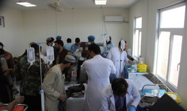 زابل کې د يوې ترافيکي پيښې له امله يو تن مړ سوی او ۱۷ نور ټپیان سوي .