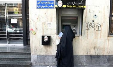 ایران کې د یو بانک مدیر 'سر لوڅې' ښځې ته د بانکي خدماتو له کبله له کاره ګوښه سو.