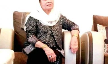 د هېواد مشهوره او وتلې سندرغاړې مېرمن قمر ګل په کاناډا کې د ورپېښې ناروغۍ له امله وفات سوې ده.