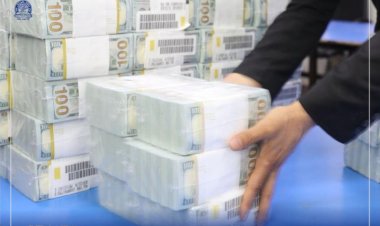 د افغانستان بانک له دغه هیواد سره د نړیوالې ټولنې د نغدي بشري مرستو په دوام نن چهارشنبه ډسمبر ۱۴ (لېندۍ ۲۳)کابل ته د ۴۰ میلیون امریکايي ډالرو نغدي بشري مرستې بلې کڅوړې رسېدو خبر ورکړی دی