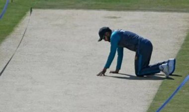 د کرېکټ نړیوالې شورا (ای سي سي) د پاکستان راولپنډۍ ښار کرېکټ لوبغالي اوټ فیلډ، پچ یا هغه ډګر چې توپ اچوونه پرې کېږي، غیر معیاري بللی دی.