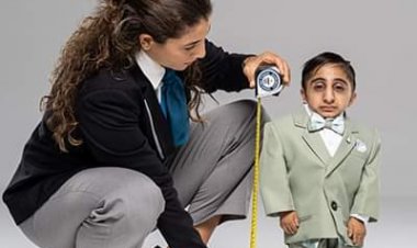 نړۍ تر ټولو لنډ قد لرونکي انسان د ګینس نړیوال کتاب کې ثبت سو.