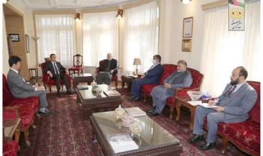 پخواني ولسمشر حامد کرزي په کابل کې د جاپان له سفیر تاکاشي اوکادا سره کتلي.