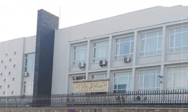 مالیې وزارت وایي، په تېرو ۱۵ میاشتو کې د هوایي دهليزونو له لارې ۹۶۵ میلیونه افغانۍ عواید ترلاسه سوي دي.