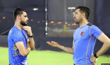 افغان کرکټ بورډ له عمرګل سره د روزونکي په توګه قرارداد ونه غځاوه