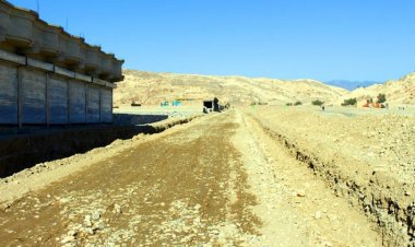 جلال اباد ښار کې د يو سړک او ۲ کيلومتره ويالې په کانکريټي ډول د جوړونې چارې پيل سوې.