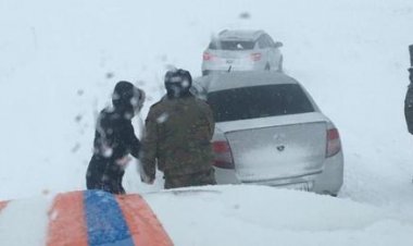 په قزاقستان کې د واورو ورېدو له کبله ۱۲۷ لویې لارې تړل سوي