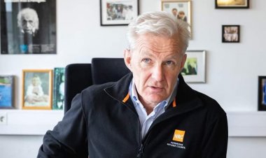 یان ایګلنډ په یوه ویډیويي پیغام کې ویلي چې د دې بندیزونو د لرې کولو لپاره به له خپلو هڅو لاس وانخلي.