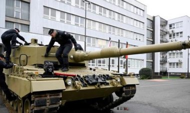 پر جرمني اوکراين ته د 'ليوپارډ' ټانکونو د نه ورکولو له امله سختې نيوکې شوي