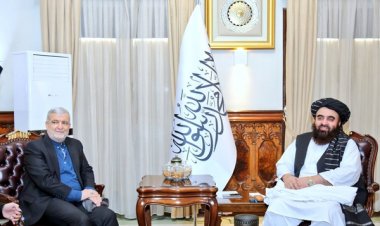 د بهرنیو چارو سرپرست وزیر د افغانستان لپاره د ایران سفیر حسن کاظمي قمي، د سفارت مرستیال، ډیپلوماټانو او د ایران د څلورو قونسلګریو مسوولینو سره لیدلي.