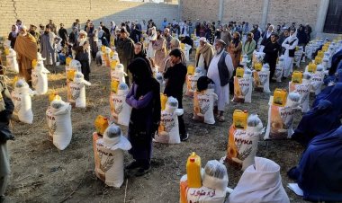 لغمان کې د يوه خیریه بنسټ له لوري ۳۰۰۰ کورنیو سره د مرستو د وېش لړۍ پیل سوه