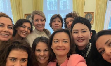 د مونیخ په امنیتي غونډې کې د بهرنیو چارو وزیرانې : د افغان میرمنو سره ولاړې یو