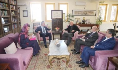 پخواني ولسمشر حامد کرزي د یوناما له سیاسي مرستیال مارکس پوتزل سره کتلي دي.