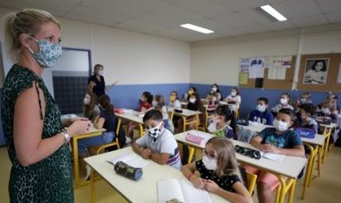 په فرانسې کې یو زده کوونکي خپله ښوونکې په چاقو ووژله