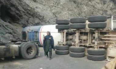 د لغمان د ترافيکو مديريت وايي، د کابل- ننګرهار لويه لار د ماهيپر په سيمه کې د ټېلر موټر د چپه کېدو له امله تړل سوې ده.