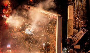 یونان کې د دوو اورګاډو ټکر لسګونه کسان وژلي او ټپيان کړي