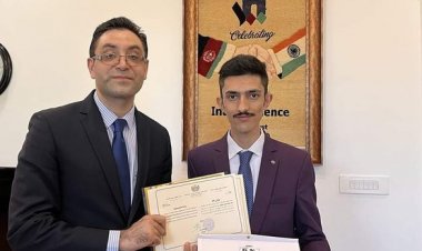 په هند کې د محمد یاسین عظیمي په نامه يو افغان محصل  د سرو زرو څلور مډالونه ګټلي دي.