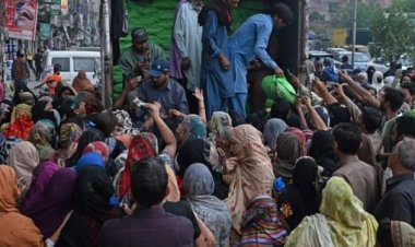 په پاکستان کې د وړیا اوړو د ویش پر مهال په ټیل ماټیل کې ۱۱ تنه مړه سوي دي.