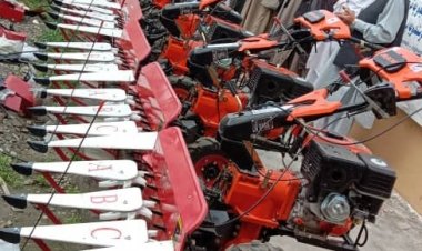 ننګرهار کې بزګرانو ته د يو ميليون او اتیا زره افغانيو په مالي لګښت د غنمو ريبلو او قلبي لس ماشينونه وويشل سول