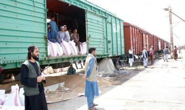 چارواکي وايي، قزاقستان څخه د لومړنیو خوراکي توکو لسګونه واګونه بشر دوستانه مرسته بلخ ته راورسېده.