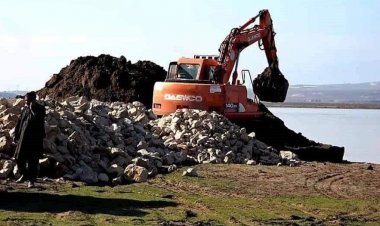 د اوبو او برېښنا وزارت وايي، د بلخ د شورتېپې ولسوالۍ کې د امو سیند د څنډو د تحکیماتو چارې، چې څلور میاشتې وړاندې پیل سوې وې د څه باندې شپږ میلیونه افغانیو په لګښت بشپړې سوې دي.