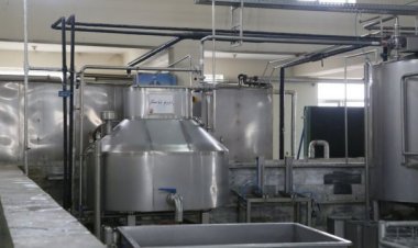 یوې مرستندویه موسسې په خوست ولایت کې د لبنیاتو ۳۶ فابریکو سره د څوارلس میلیونه افغانیو په ارزښت د بریښنايي وسایلو مرسته کړې ده.