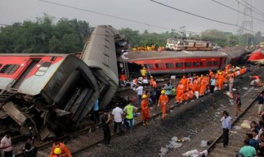 هند کې د رېلګاډو د ټکر پېښه؛ تر ۲۸۰ ډېر کسان مړه او نږدې ۹۰۰ ټپیان دي