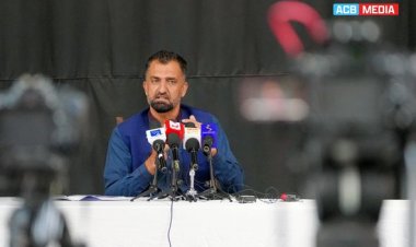 دافغانستان کریکټ بورډ دغوراوي کمیټي مشر اسدالله خان تیره ورځ دبنکله دیش په وړاندې راتلونکو درې یو ورځنیو لوبو لپاره 19 کسیزه سکواډ او د 10 نورو  احتیاطي لوبغاړو په ګډون یې دراتلونکو یو ورځنیو لوبو او 2023 کال نړیوال جام لپاره درسنیو او ورزشي خبریالانو په شتون کي لوبډله اعلان کړه.