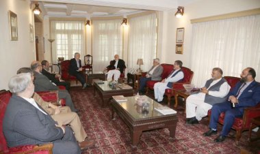 د هېواد پخواني ولسمشر حامد کرزي پرون د ایران له خاص استازي او سفیر سره کتلي.