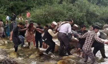 هند کې د ریل ګاډي پټلیو پل نړېدو له کبله ۲۶ کسان وژل سوي