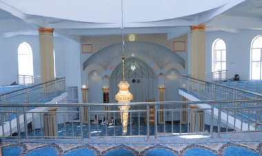 په غزني ولایت کې د ۲۵۰ زره امریکايي ډالرو په لګښت جوړ سوی جومات د لمونځ کوونکو پرمخ پرانېستل سو.