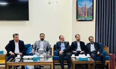 د بهرنیو چارو سرپرست وزیر د ایران سوداګریز پلاوي سره کتلي دي